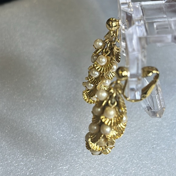 Vintage Avon Clip on Dangle Earrings Gold Plated Pearls on half Shells size 1.5" - Picture 6 of 15